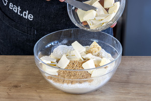 Butter in die Schüssel geben