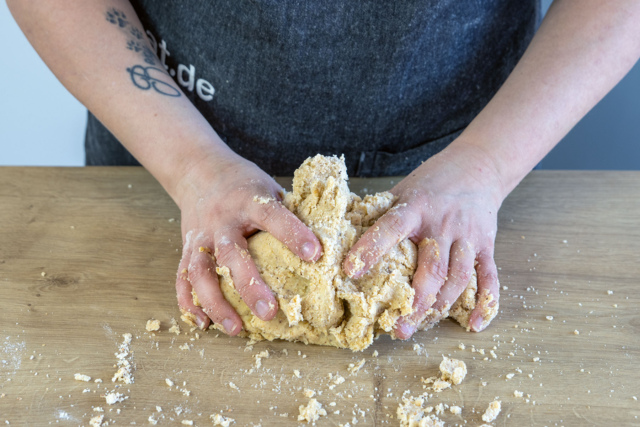 Osterhasen aus Mürbeteig backen: Hasenplätzchen | Rezept