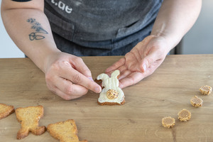Hasenplätzchen verzieren