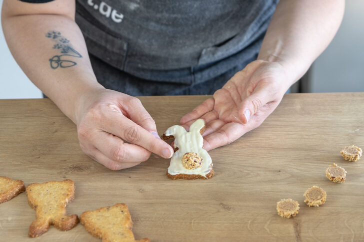 Hasenplätzchen verzieren