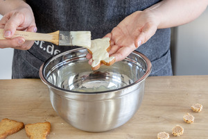 Hasenplätzchen mit Schokolade einstreichen