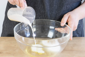 Milch in die Schüssel geben