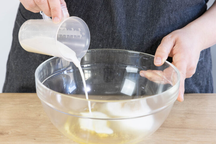 Milch in die Schüssel geben