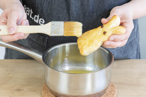 Osterhasen aus Quark-Öl-Teig mit Butter bestreichen