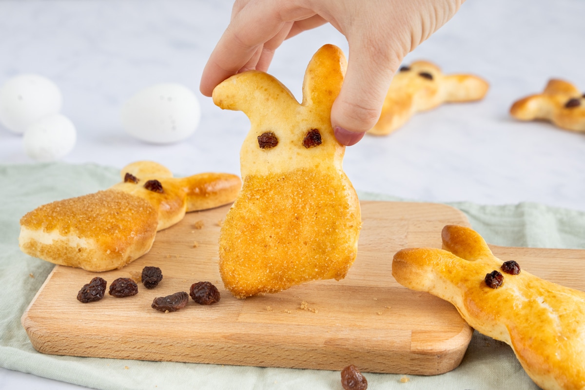 Osterhasen aus Quark-Öl-Teig backen | Rezept - eat.de