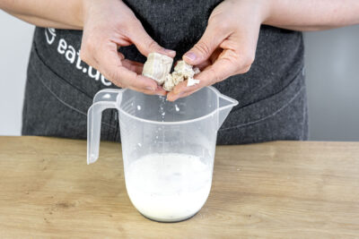 Hefe in lauwarme Milch bröseln