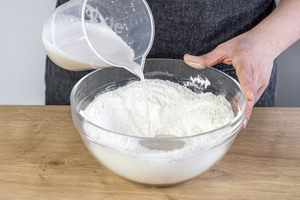 Hefe-Milch zum Mehl geben