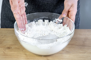 Mulde leicht mit Mehl bestäuben