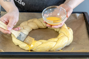 Osterkranz mit frischer Hefe mit Eigelb bestreichen
