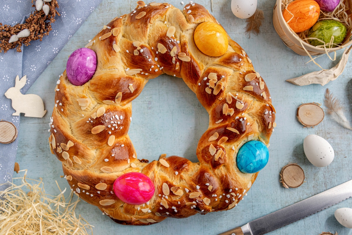 Osterkranz mit frischer Hefe backen - eat.de