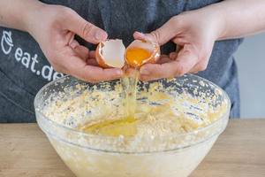 Eier zum Teig geben