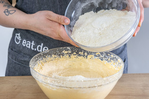 Mehl zum Teig geben