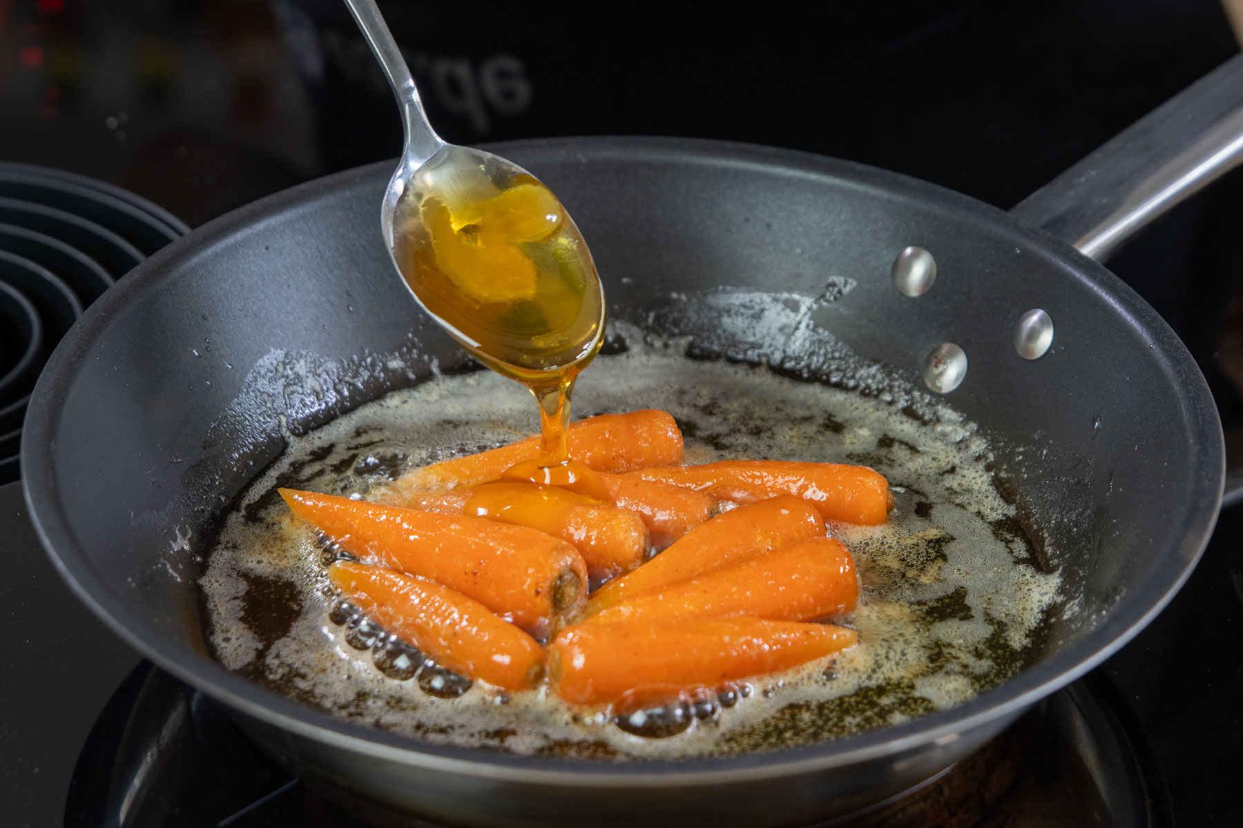 Karotten mit Honig glasieren