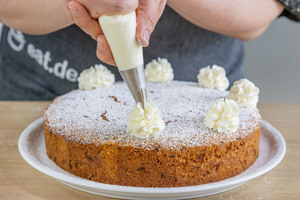 Osterkuchen mit Sahne verzieren