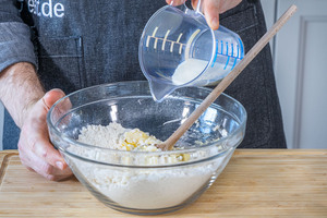 Milch dazugießen