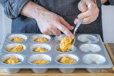 Teig für die Oster-Muffins in die Form geben