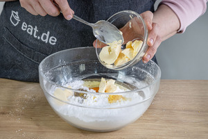 Butter in die Schüssel geben