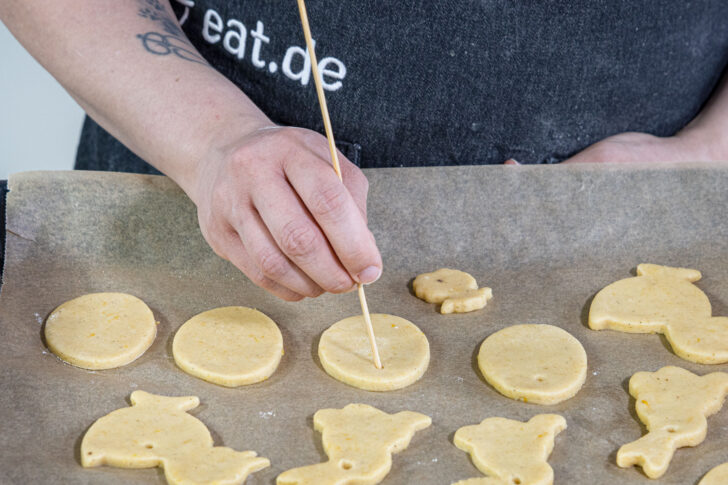 Löcher in die Plätzchen stechen