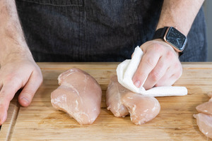 Das Fleisch für das Paprika-Sahne-Hähnchen abtupfen.