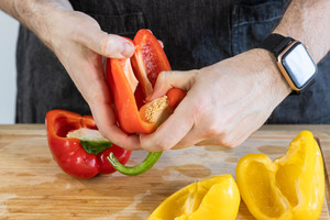 Die Paprika für das Paprika-Sahne-Hähnchenentkernen.