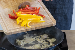 Paprika und Chili mit anbraten.
