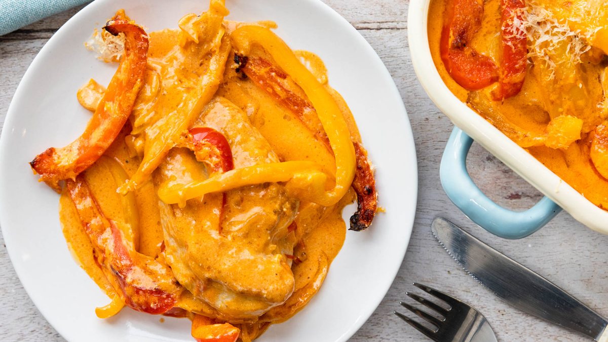 Paprika-Sahne-Hähnchen im Backofen zubereiten | Rezept - eat.de