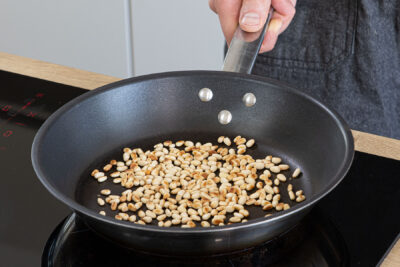 Pinienkerne rösten