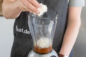 Grana Padano zum Pesto Rosso geben und mixen
