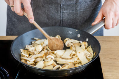 Pilz-Mix in einer Pfanne mit Butter anbraten.