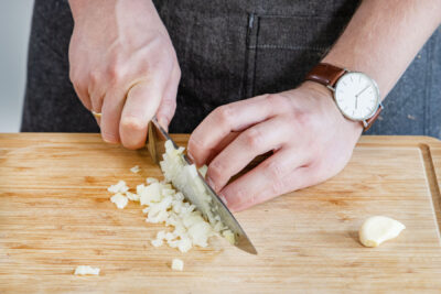 Zwiebeln und Knoblauch in kleine Würfel schneiden.