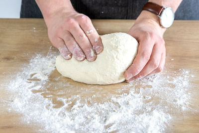 Teig mit der Hand kneten