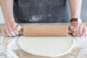 Pizzateig ausrollen