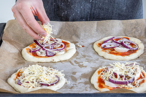 Pizzateig nach Belieben belegen