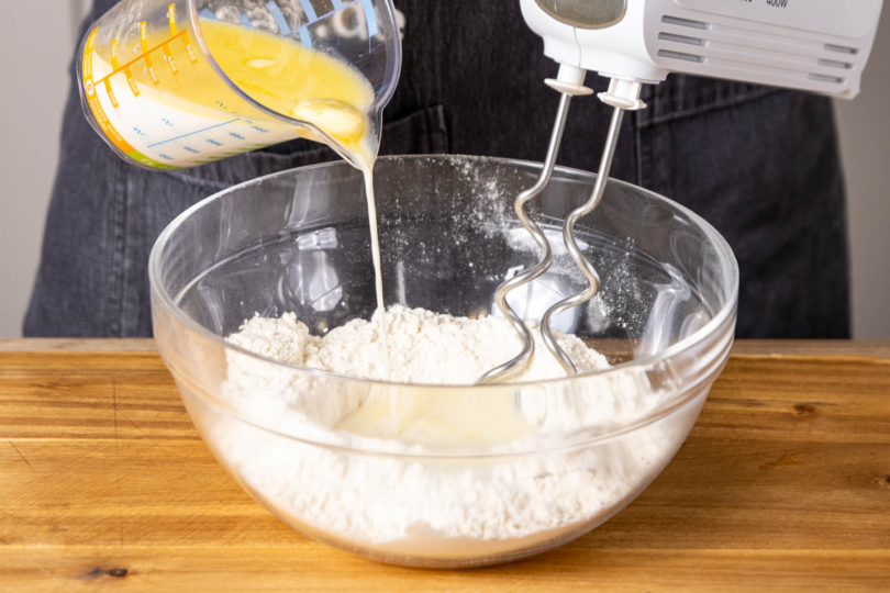 Milch-Butter-Mischung zum Teig gießen