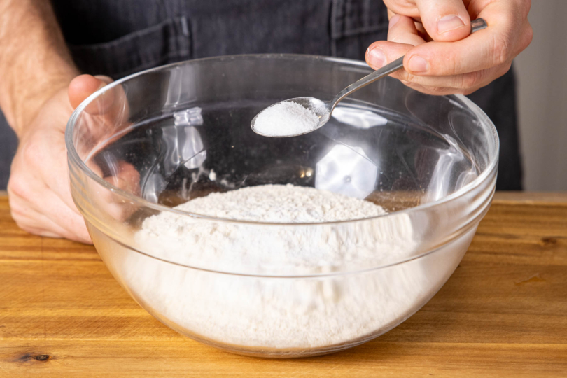 Salz zum Mehl geben