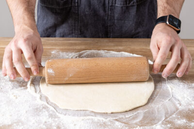 Pizzateig ohne Hefe und Backpulver ausrollen