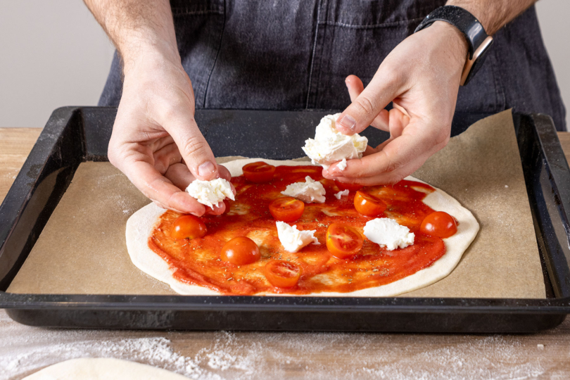 Pizzateig ohne Hefe und Backpulver belegen