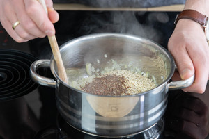 Quinoa und Leinsamen dazugeben.