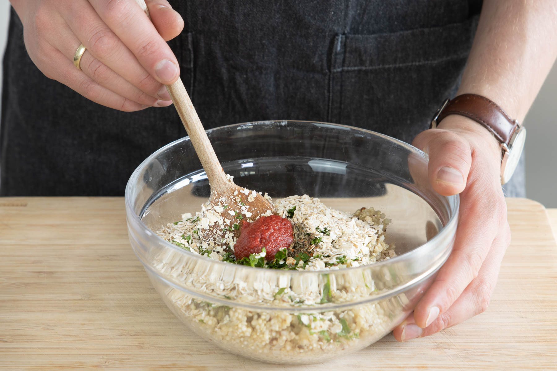 Die Masse für die veganen Quinoa Bratlinge vermengen.
