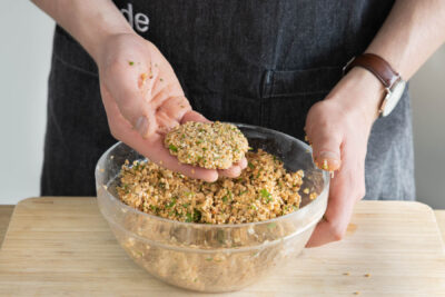 Vegane Quinoa Bratlinge formen.