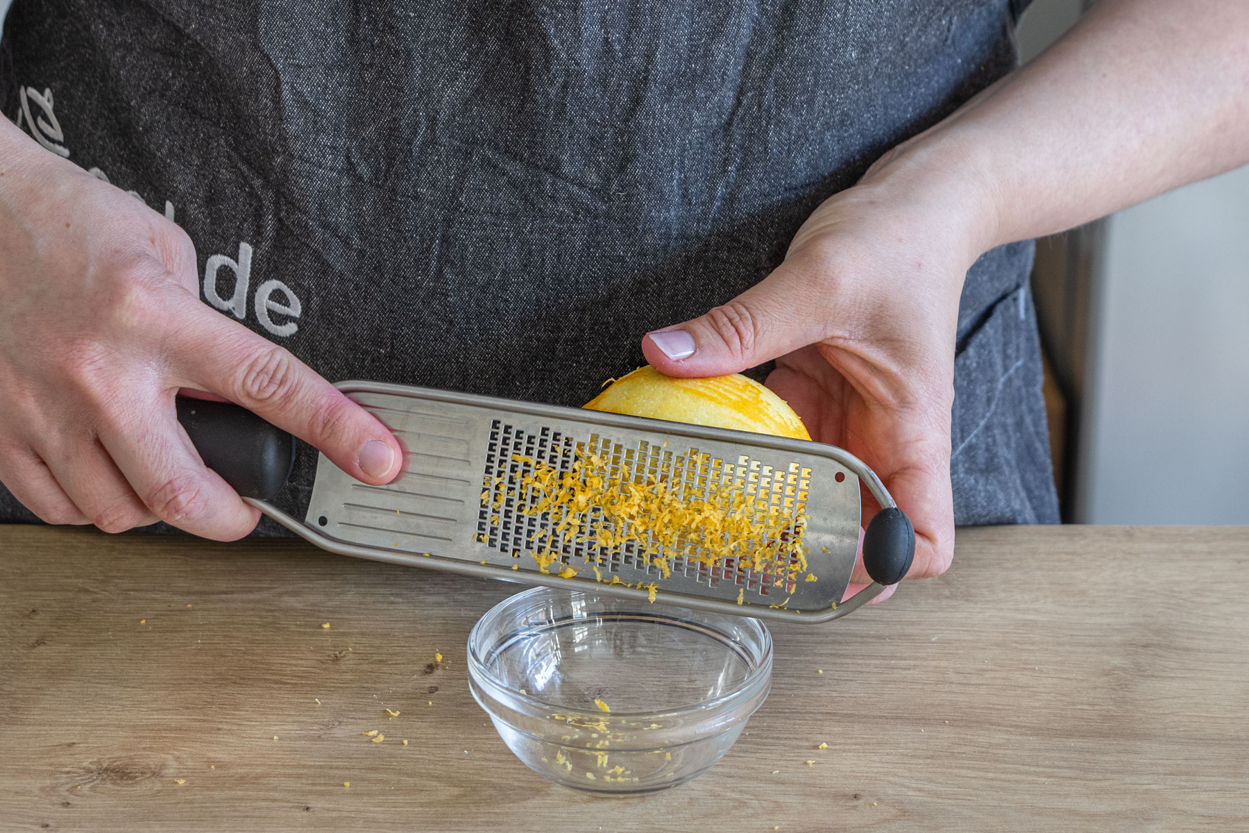 Schale der Zitrone abreiben