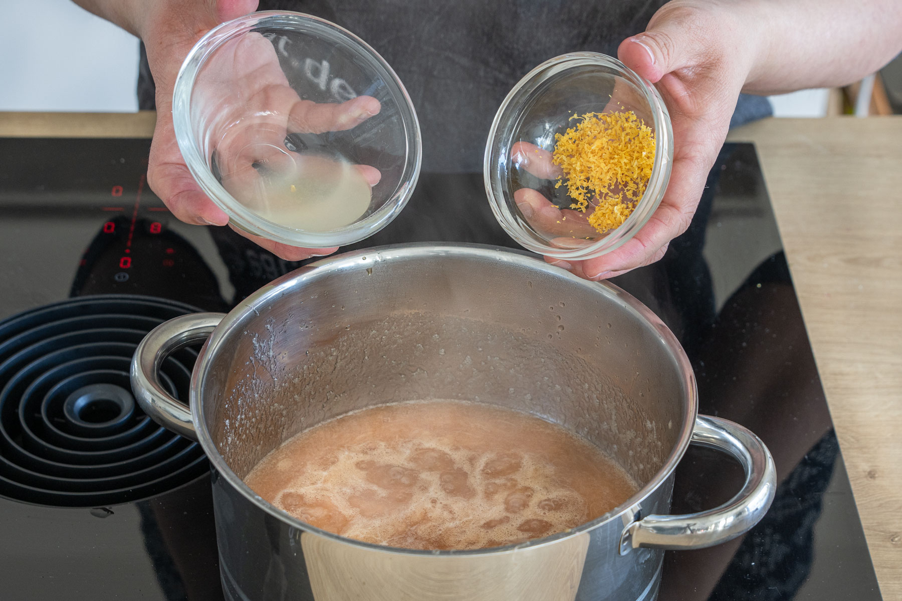 Saft und Schale der Zitrone in den Topf geben
