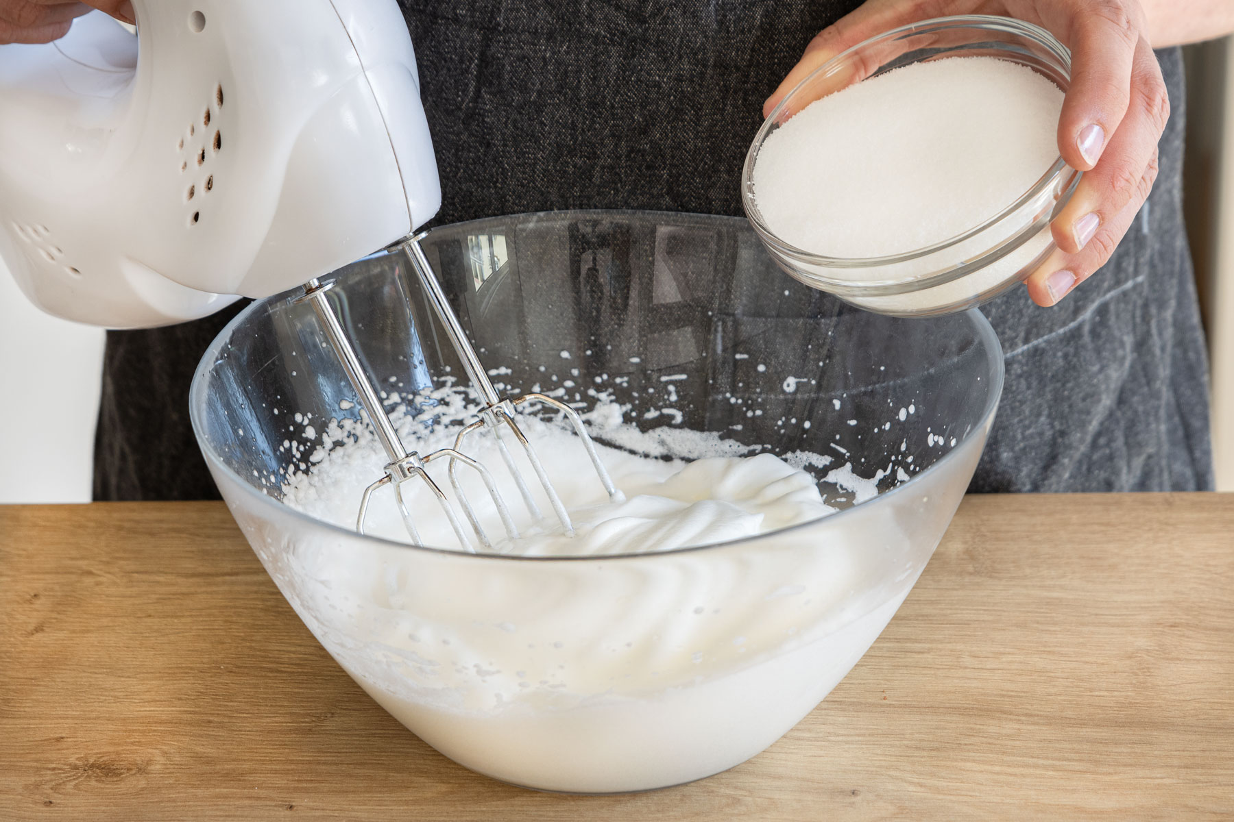 Baiser für Rhabarbertarte zubereiten