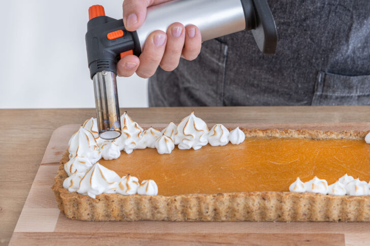 Baiser aus Rhabarbertarte flambieren
