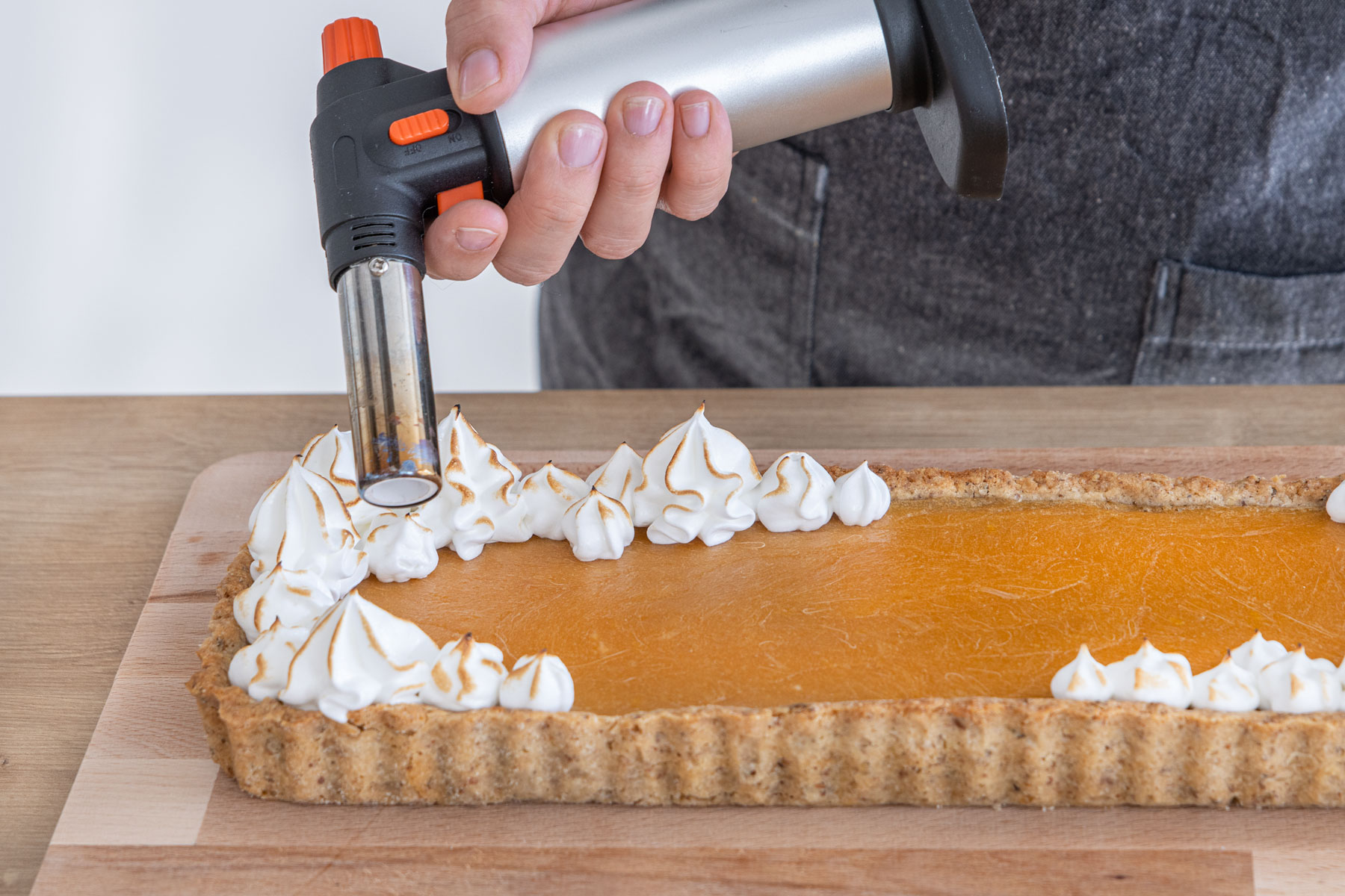 Baiser aus Rhabarbertarte flambieren