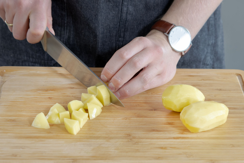 Kartoffeln in Würfel schneiden