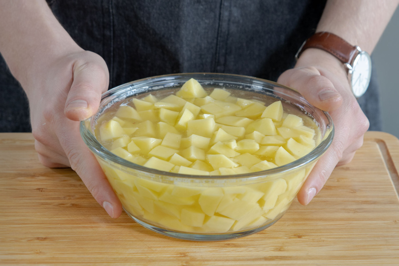 Kartoffelstückchen in kaltem Wasser einlegen