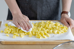 Kartoffelstückchen auf Küchenkrepp abtropfen lassen 