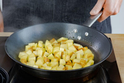 Kartoffelstückchen in Pfanne rösten