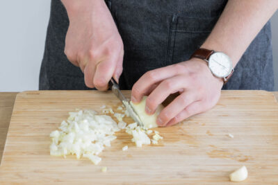 Zwiebeln und Knoblauch klein schneiden